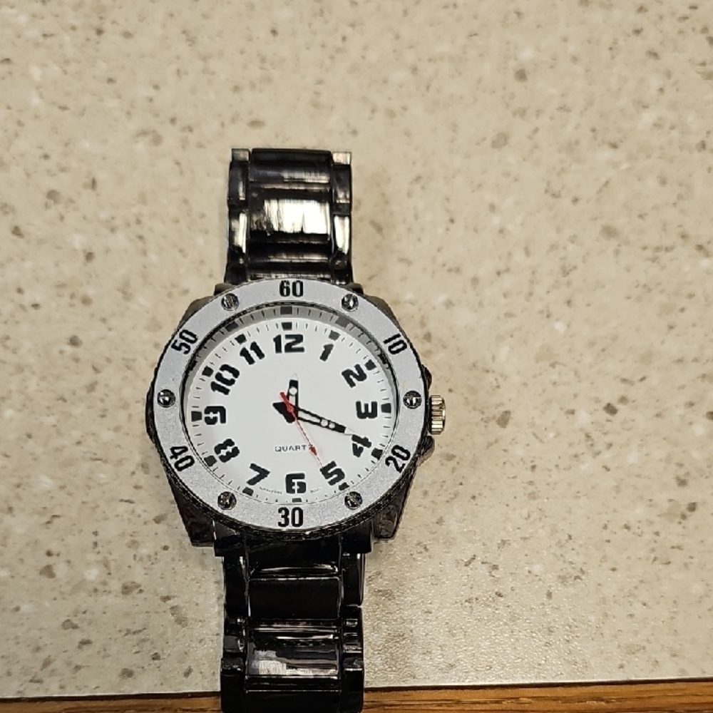 Elegant Black and White Men's Quartz Watch
